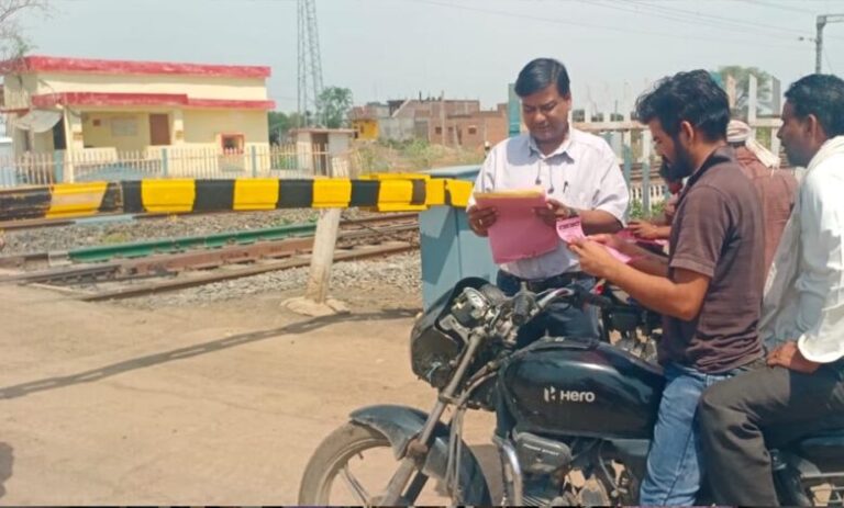 अंतर्राष्ट्रीय-समपार-फाटक-जागरूकता-सप्ताह-के-तीसरे-दिन-भोपाल-मंडल-में-सुरक्षा-जागरूकता-अभियान-रहा-जारी